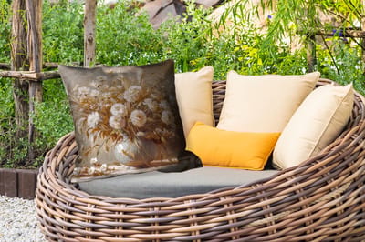 Sierkussen Buiten - Bloemen - Vaas - Stilleven - Beige - 60x60 cm - Weerbestendig