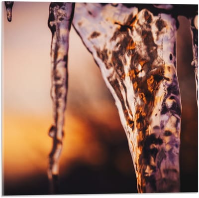 Acrylglas - Vallend Water met Oranje Gloed - 50x50cm Foto op Acrylglas (Met Ophangsysteem)