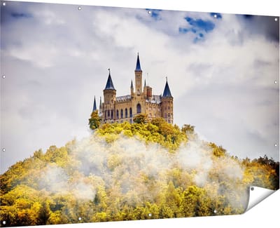 Gards Tuinposter Kasteel op de Berg in het Bos - 180x120 cm - Tuindoek - Tuindecoratie - Wanddecoratie buiten - Tuinschilderij