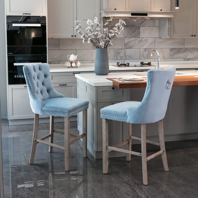 Moderne Velvet Barstoelen - Set van 2 - Knopen Tufted Decoratie - Houten Poten & Chrome Nailhead Trim - Lichtblauw