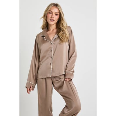boohoo Dames Petite satijn piping detail lange mouwen overhemd & broek pyjama set | Mokka | Maat: 34