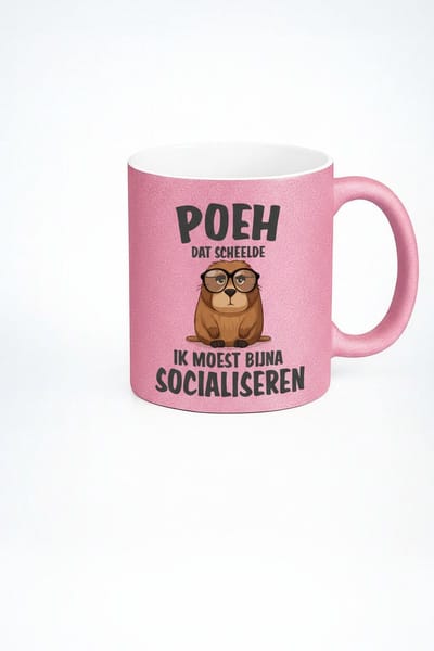 Poeh Dat Scheelde Socialiseren Mok 330ml – Roze Keramische Koffiemok met Grappige Nederlandse Introvert Kat Design – Humor Cadeau