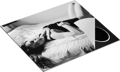 Chefcare Inductie Beschermer Sexy Vrouw in Bed - Erotiek - Zwart Wit - 60x50 cm - Afdekplaat Inductie - Kookplaat Beschermer - Inductie Mat