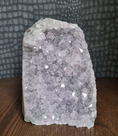 ThaleiaDesign - Amethist op standvlak - Edelstenen - Amethist - kristallen en mineralen - woondecoratie