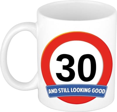 Koffie mok / cadeau beker - 30 jaar - verjaardag - still looking good - wit - stopbord - 300 ml - keramiek