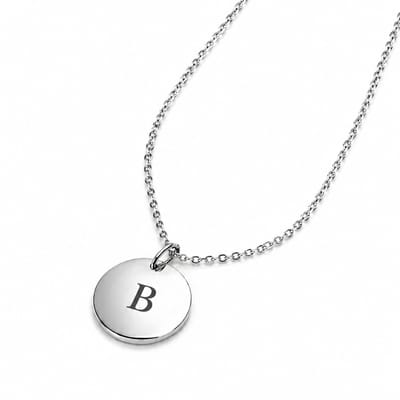 Engravia by Derya – Gepersonaliseerde initialen ketting – RVS zilverkleurig – Cadeau voor vriendin / moeder - Elegant & modern design- Dames sieraad- Perfect cadeau voor haar – 15 mm hanger