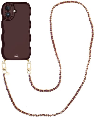 xoxo Wildhearts Glossy Wavy Cord Case Burgundy - Geschikt voor iPhone 17 - Classic Chain - Lang koord - Glimmend telefoonhoesje met golven - Hoesje met koord - Bordeaux rood met gouden ketting - Telefoonkoord - Lange variant koord