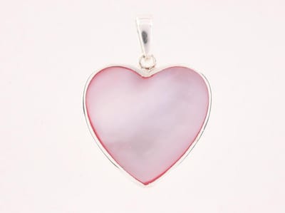 Hartvormige zilveren hanger met roze parelmoer