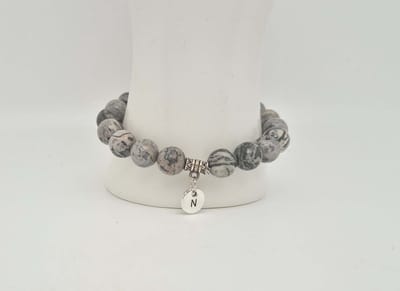 Handgemaakte natuursteen armband met hanger "Letters in cirkel" " Map Jaspe" -8 mm diameter van de korrel- Diameter armband 20 cm - Kies je favoriete letters- Een mooi cadeau voor familie en vrienden