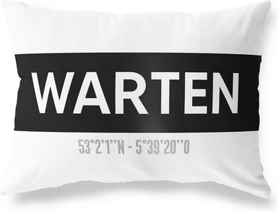 Tuinkussen WARTEN - FRIESLAND met coördinaten - Buitenkussen - Bootkussen - Weerbestendig - Jouw Plaats - Studio216 - Modern - Zwart-Wit - 50x30cm