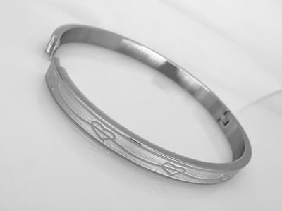 Stijlvolle - dames - Armband – mat zilverkleur - met hartenband - maat 18 tot 21 cm - Gepolijst Stainless Steel
