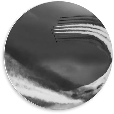 Forex Wandcirkel - Vliegshow met Rook (zwart/wit) - 50x50cm Foto op Wandcirkel (met ophangsysteem)