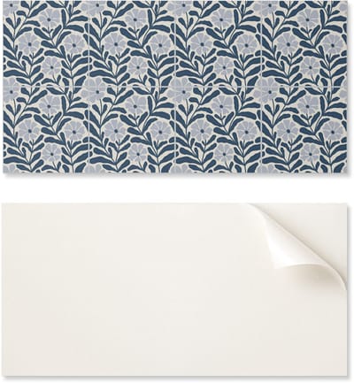 Zelfklevend vinylpaneel met print voor de badkamer, 100x50 cm, met bloemen- en plantenpatroon.