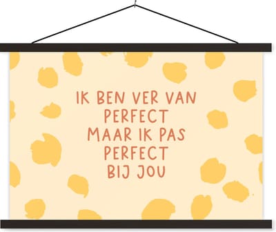 Posterhanger incl. Poster 60x40 cm - Schoolplaat - Relatie - Stel - Quotes - Liefde - Ik pas perfect bij jou - Spreuken - Textielposter - Zwarte latten