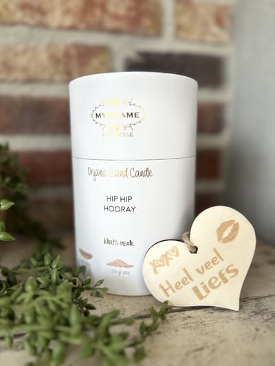 Creaties van Hier - Giftbox 'Hip hip hooray' met Kaarsenzand en Houten Hartje - Kaars