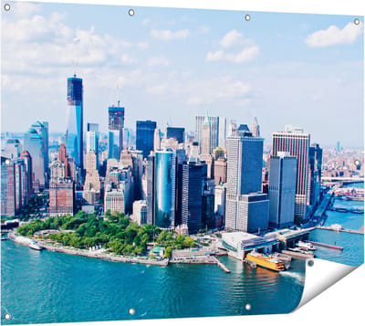 Gards Tuinposter New York Als een Eiland vanuit de Lucht - 120x90 cm - Tuindoek - Tuindecoratie - Wanddecoratie buiten - Tuinschilderij