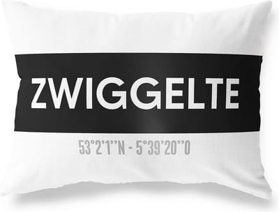 Tuinkussen ZWIGGELTE - DRENTHE met coördinaten - Buitenkussen - Bootkussen - Weerbestendig - Jouw Plaats - Studio216 - Modern - Zwart-Wit - 50x30cm