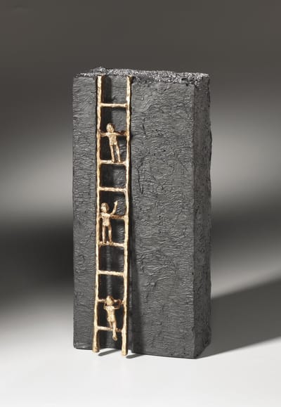 sculptuur omhoog klimmen - samen prestaties behalen - bronzen beeld - stenen sokkel - ECHT BRONS - handwerk - goud kleur