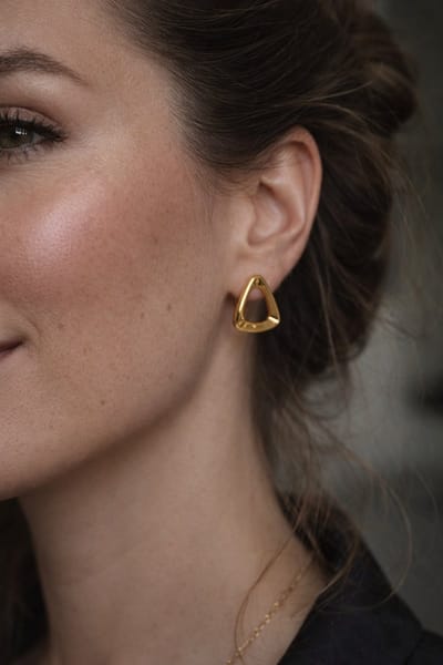 Lundholm Oorbellen Dames Goud Kleurig - Driehoek - Premium Stainless Steel Jewellery - Oorknopjes PVD Gold plated - Cadeautje my Macey serie - Scandinavisch Design