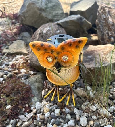 Metalen solarlamp "uil" - oranje/bruin - met colourchanging LED - Staand model - hoogte 22 x 16 x 1 cm - Tuindecoratie - Tuinverlichting