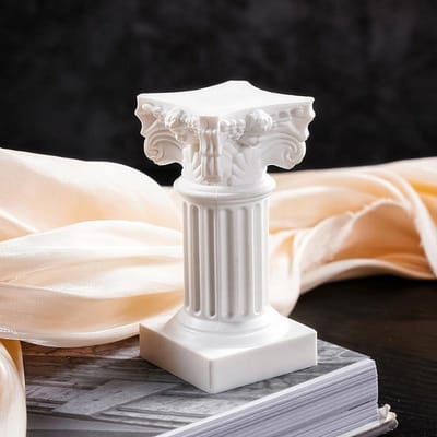 Romeinse zuil Griekse zuil Standbeeld Voetstuk Kandelaar Stand Figuur Sculptuur Binnenhuis Eetkamer Tuin Landschap Decor wit