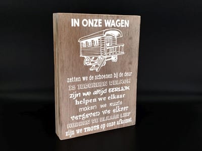 Woodart Houten Tekstbord “In Onze Wagen…” – Gezinsquote Wanddecoratie 25x18 cm – Familie & Waarden Bord – Woondecoratie