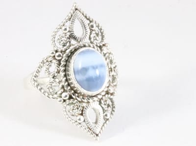 Opengewerkte zilveren ring met blauwe opaal - maat 18.5