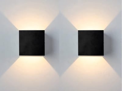 Een set van twee moderne 6W neutrale 4500K LED-wandlampen met zwarte behuizing, geschikt voor gebruik binnenshuis. De vierkante vorm is geschikt voor slaapkamers en woonkamers.