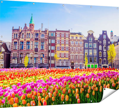 Gards Tuinposter Amsterdamse Huisjes met Tulpen - Kleur - 160x120 cm - Tuindoek - Tuindecoratie - Wanddecoratie buiten - Tuinschilderij
