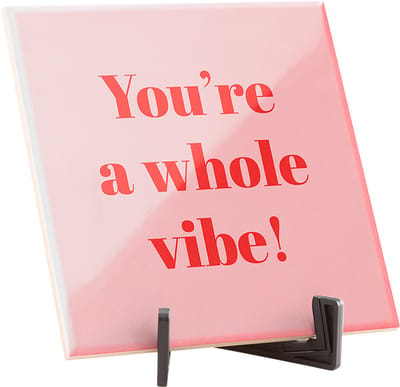 Hippe spreuktegel - Quote tegeltje - Spreuktegels - Brievenbus cadeau - You're a whole vibe! - Glans - 15 x 15 cm - Inclusief gratis standaard! - Fotofabriek