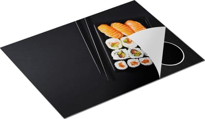 Chefcare Inductie Beschermer Sushi met Stokjes op een Zwarte Achtergrond - 70x50 cm - Afdekplaat Inductie - Kookplaat Beschermer - Inductie Mat
