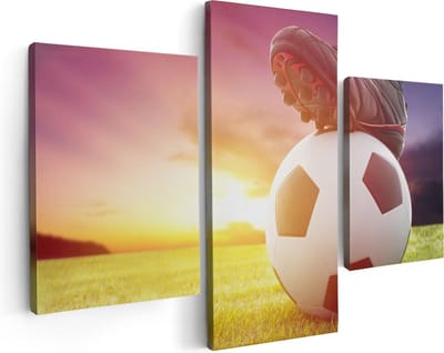 Artaza Canvas Schilderij Drieluik Klassieke Voetbal Aftrap Met Zonsondergang - 90x60 - Foto Op Canvas - Canvas Print