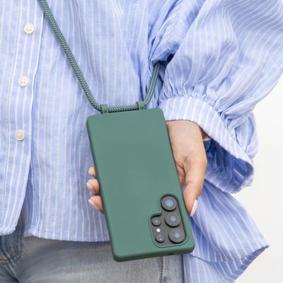Coverzs Silicone case met koord - Telefoonhoesje met koord - Backcover hoesje met koord - touwtje - geschikt voor Samsung Galaxy S24 Ultra - Donkergroen