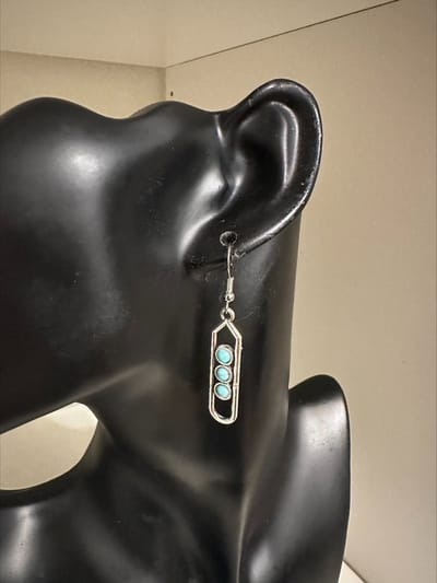 zilverkleurige stoplicht oorhangers met blauwe steentjes | Make up | Parfum | Moederdag | Verjaardagscadeau| Cadeautje| Valentijnsdag| Kado | sieraden | vaderdag | oorbellen | oorsieraden