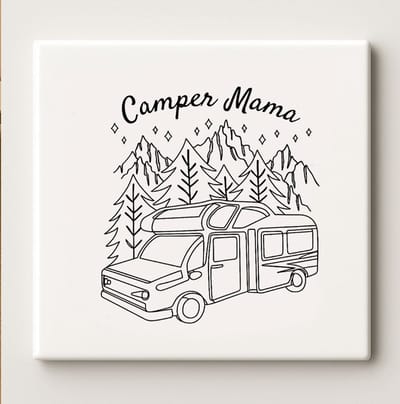 Camper Mama Keramische Tegel – 15x15 cm Avontuurlijke Vanlife Wandtegel – Perfect Cadeau voor Reisliefhebbers & Kamperende Moeders