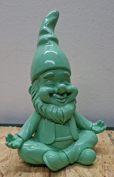 Zen kabouter groen mediteren – 26 cm – kabouter - Mediterend – Modern Design – Polyresin – Groen - Decoratie - Woonaccessoires - Beeld