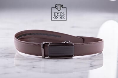 Bruine 150 cm lange lederen riem zonder gaatjes met automatische gesp voor heren met een maatje meer ( Model A003 )
