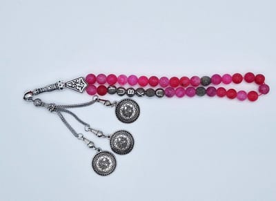 Handgemaakte naam tasbih 33 Kralen Natuursteen “Banded Agaat Magenta roze” - met metaal tassel “Masha' allah"- Met je naam of de naam van uw geliefde- 8 mm diameter van de korrel