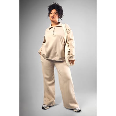 boohoo Dames Plus DSGN Studio Geborduurde Straight Leg Jogger | Stone | Maat: 18