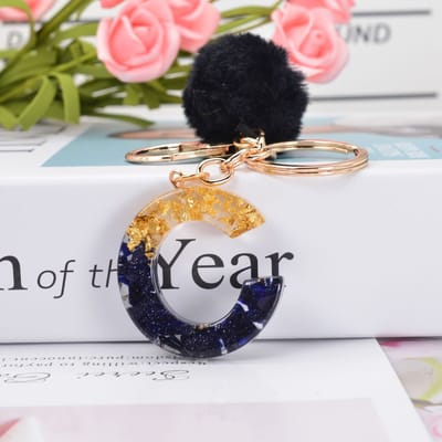 Letter Sleutelhanger A-Z – Luxe Initialen Sleutelhanger met Pompon & Kwastje – Tashanger voor Dames & Meisjes – Accessoire voor Sleutelbos, Handtas, Rugzak & Autosleutel – Persoonlijk Cadeau voor Vrouw, Moeder, Dochter & Vriendin