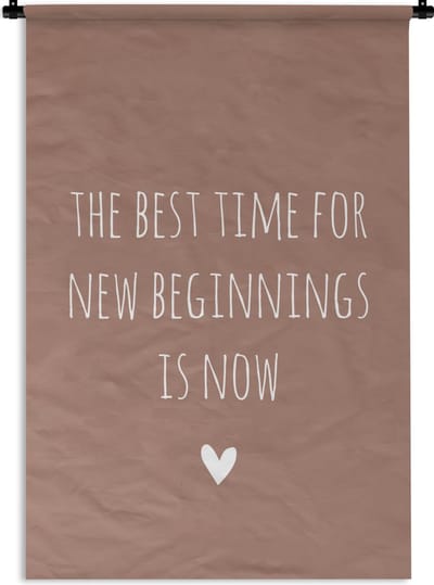 Wandkleed - Wanddoek - Engelse quote "The best time for new beginnings is now" met een hartje op een bruinen achtergrond - 120x180 cm - Wandtapijt