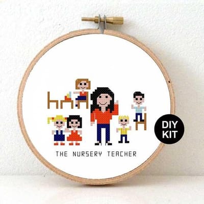 Kleuterjuf borduurpakket | Juf bedankt Borduurpakket voor volwassenen |kinderopvang bedankje| Borduurpakket inclusief borduurring, DMC borduurgaren, Aida borduurstof, borduurnaald en instructies