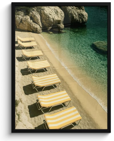 Poster in lijst - Fotolijst 50x70 cm - Posters - Strandbedden - Zee - Stenen - Baai - Posterlijst zwart - Decoratie - Wanddecoratie woonkamer - Muurdecoratie slaapkamer