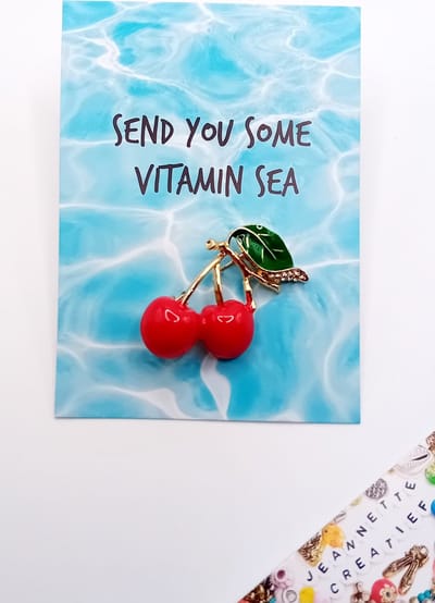 Jeannette-Creatief® - Beach - Summertime Cherry Broche - Broche voor op tas of jas - Kersen Broche - Kersen - Cherry - Kersenrood - Cherryred - Rode Broche - Strass - Speldjes - Broches - Sierpin - Pin - Pins - Valentijn - Moederdag