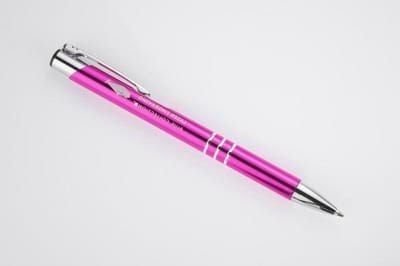 Gepersonaliseerde Metalen Balpen - Graveerbare Pen Schrijfgerei - Cadeau Geven - Inclusief Fluweel Zakje - 1 Stuk - Roze