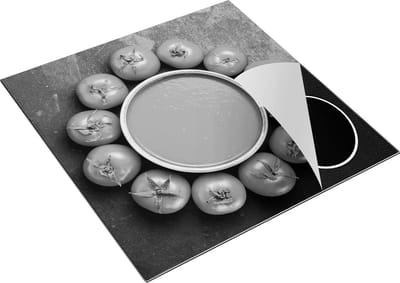 Chefcare Inductie Beschermer Tomatensoep met Tomaten eromheen - Zwart Wit - 78x78 cm - Afdekplaat Inductie - Kookplaat Beschermer - Inductie Mat