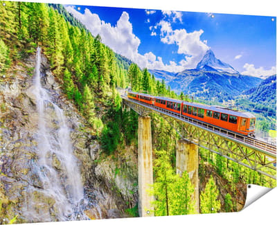 Gards Tuinposter Trein op een Brug bij een Waterval in Zwitserland - 180x120 cm - Tuindoek - Tuindecoratie - Wanddecoratie buiten - Tuinschilderij