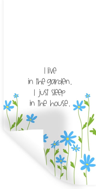Muurstickers - Sticker Folie - Quotes - I live in the garden I just sleep in the house - Spreuken - 40x80 cm - Plakfolie - Muurstickers Kinderkamer - Zelfklevend Behang - Zelfklevend behangpapier - Stickerfolie