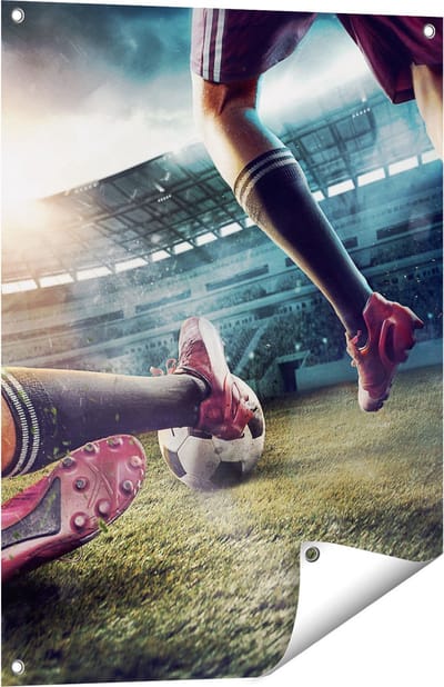 Gards Tuinposter Voetbal Sliding in het Stadion - 60x80 cm - Tuindoek - Tuindecoratie - Wanddecoratie buiten - Tuinschilderij