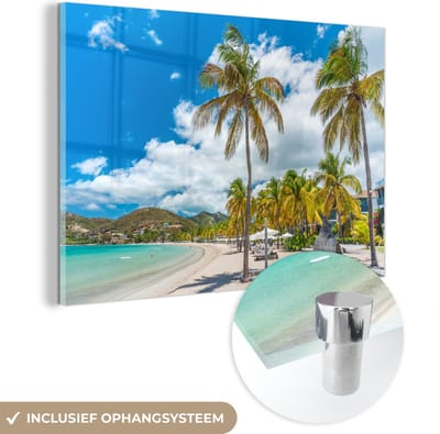 MuchoWow® Glasschilderij 120x80 cm - Schilderij acrylglas - Strand - Ligbed - Palmbomen - Foto op glas - Muurdecoratie woonkamer - Wanddecoratie slaapkamer - Schilderijen